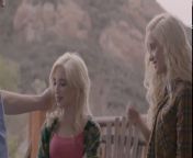 Парень отрывается с двумя блондинками